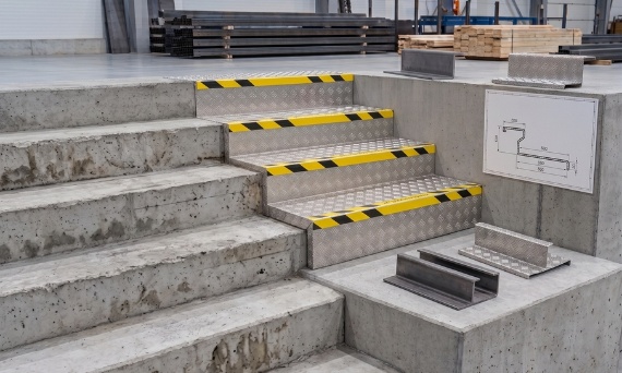 Odnawianie zniszczonych schodów drewnianych i metalowych – montaż nakładek ryflowanych